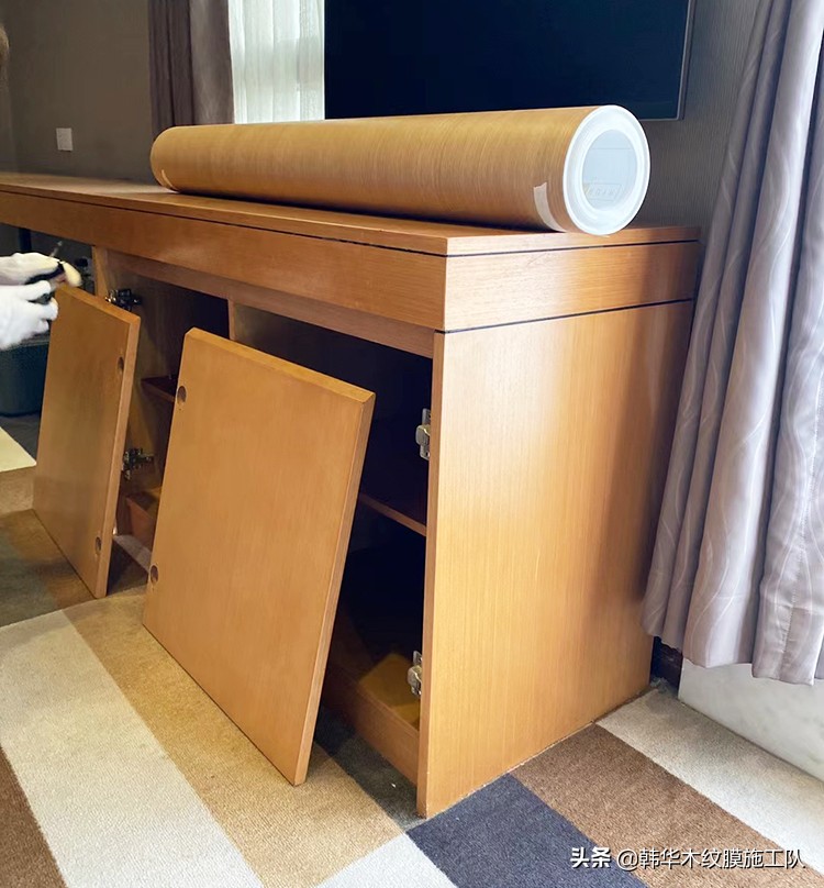 家具改色木纹贴最简单的方法,连锁酒店家具翻新贴膜改色