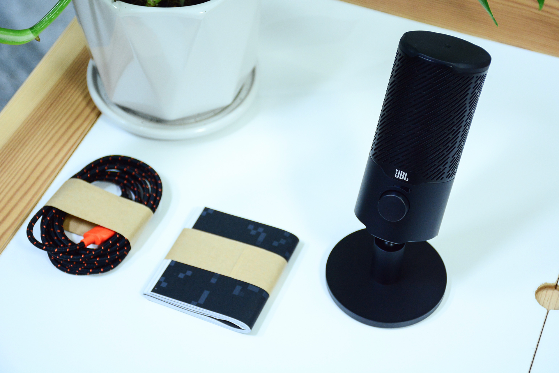 头部UP主推荐的麦克风，JBLQuantumStream，即插即用两种拾音模式