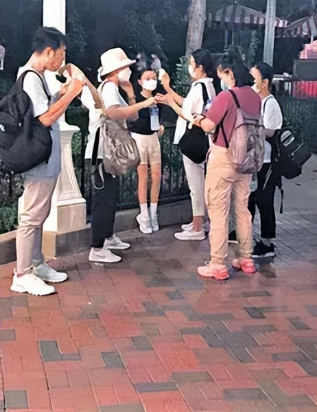 为嫁天王甘当隐形人，46岁高龄拼头胎！10岁独女罕见曝光，值了