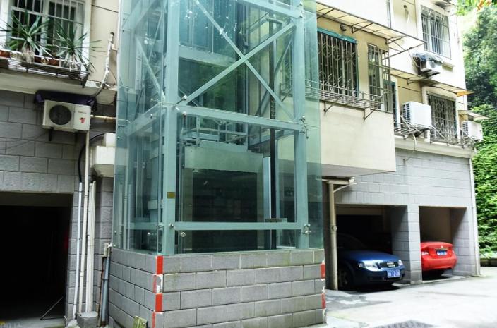 加装电梯发生的事,加装电梯就是一场闹剧