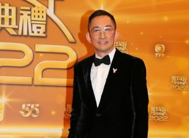 知名港星现身网红直播间！美颜过度脸忽大忽小，全程话少像背景板