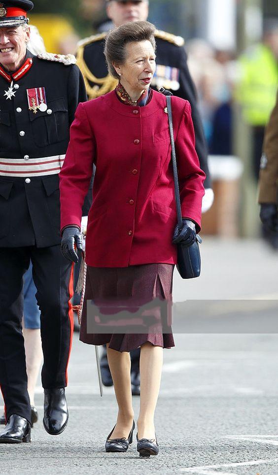 这位公主奶奶太会穿：72岁穿金戴帽，优雅贵气一眼看见