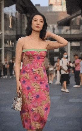 成都太古里街拍穿红色吊带连衣裙,成都街拍穿裙时尚图片