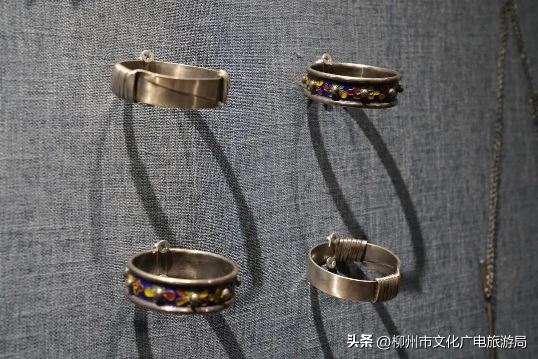 “巧手织就彩衣裳”市群艺馆馆藏少数民族服饰之“霓裳羽衣”，邀你云观展