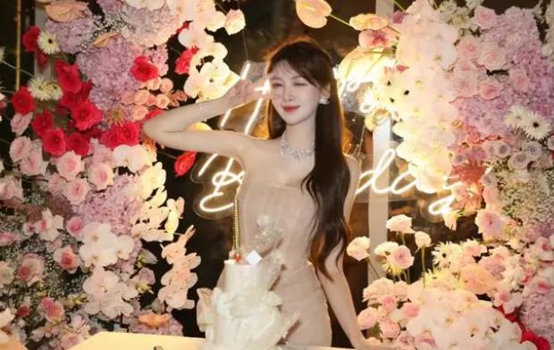 黄晓明叶珂首曝同框照,黄晓明送了多少颗钻戒给杨颖