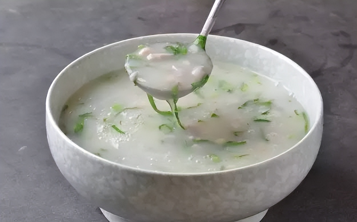 四个月的孩子做辅食视频,育儿知识六个月宝宝吃什么