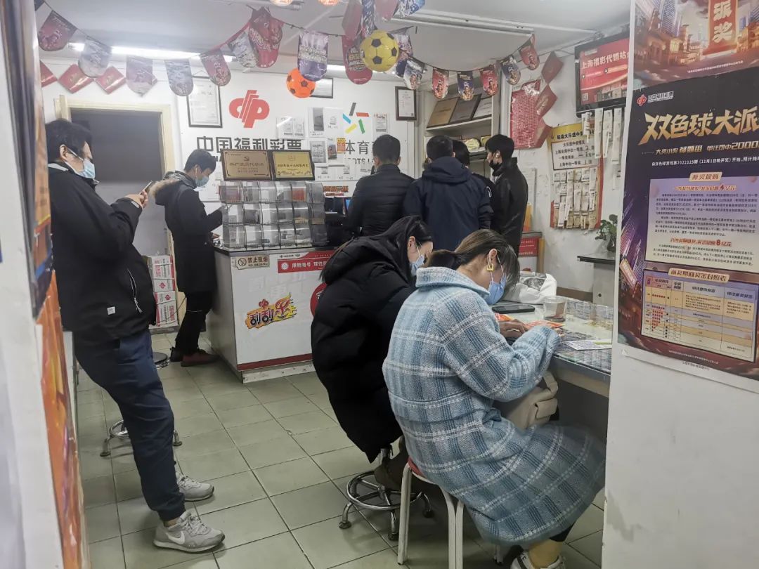 世界杯彩票里，爷叔和小年轻都找到了社交工具