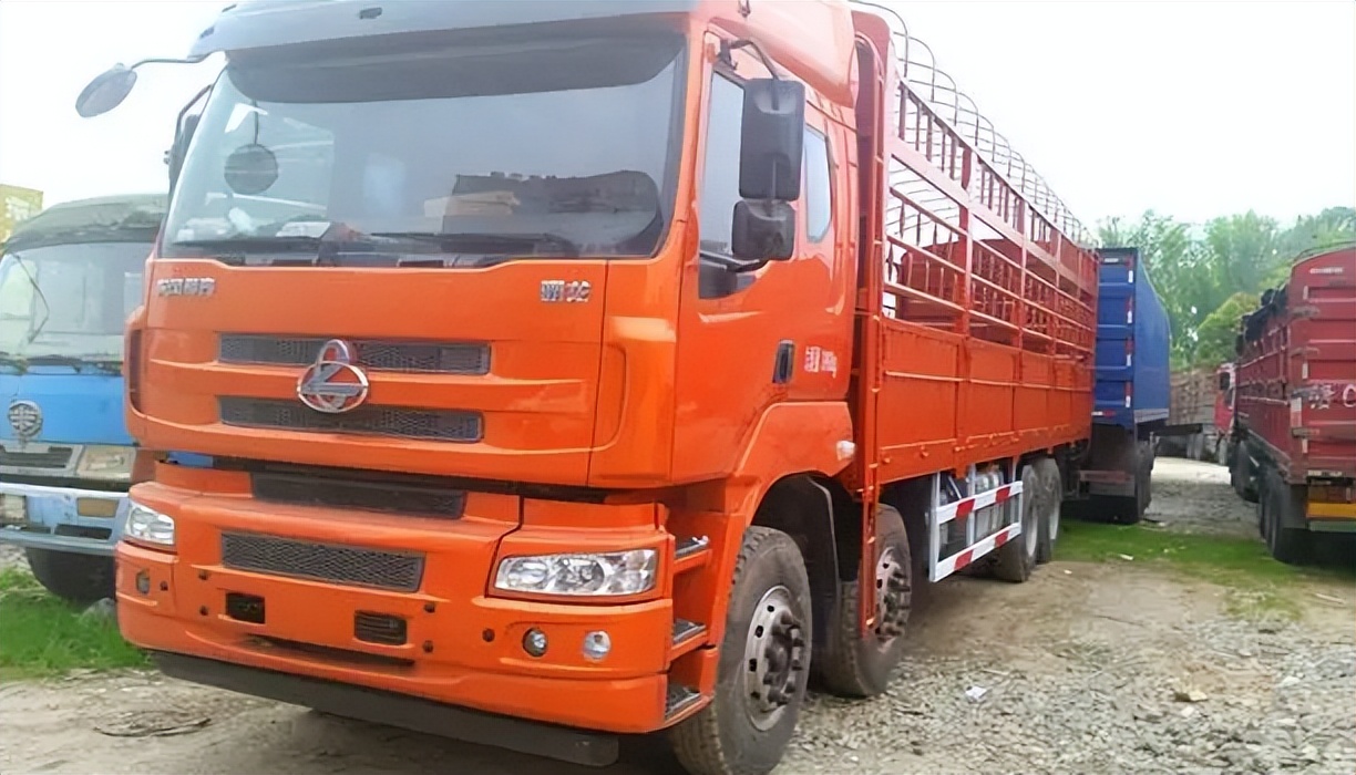 最新款四轴载货车,8x2载货车和8x4哪个好