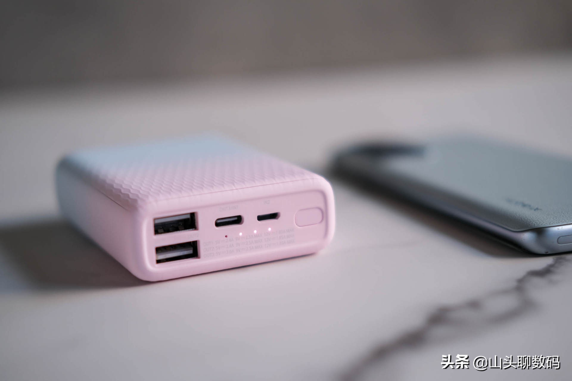 zmi自带线充电宝测评,zm快充移动电源