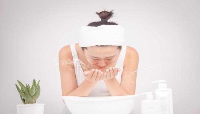 洁面后正确使用化妆品的步骤,护肤如何正确选择洁面产品