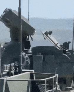 女孩子看起来外表美丽，其实裤袜已经掉到大腿根了！哈哈哈