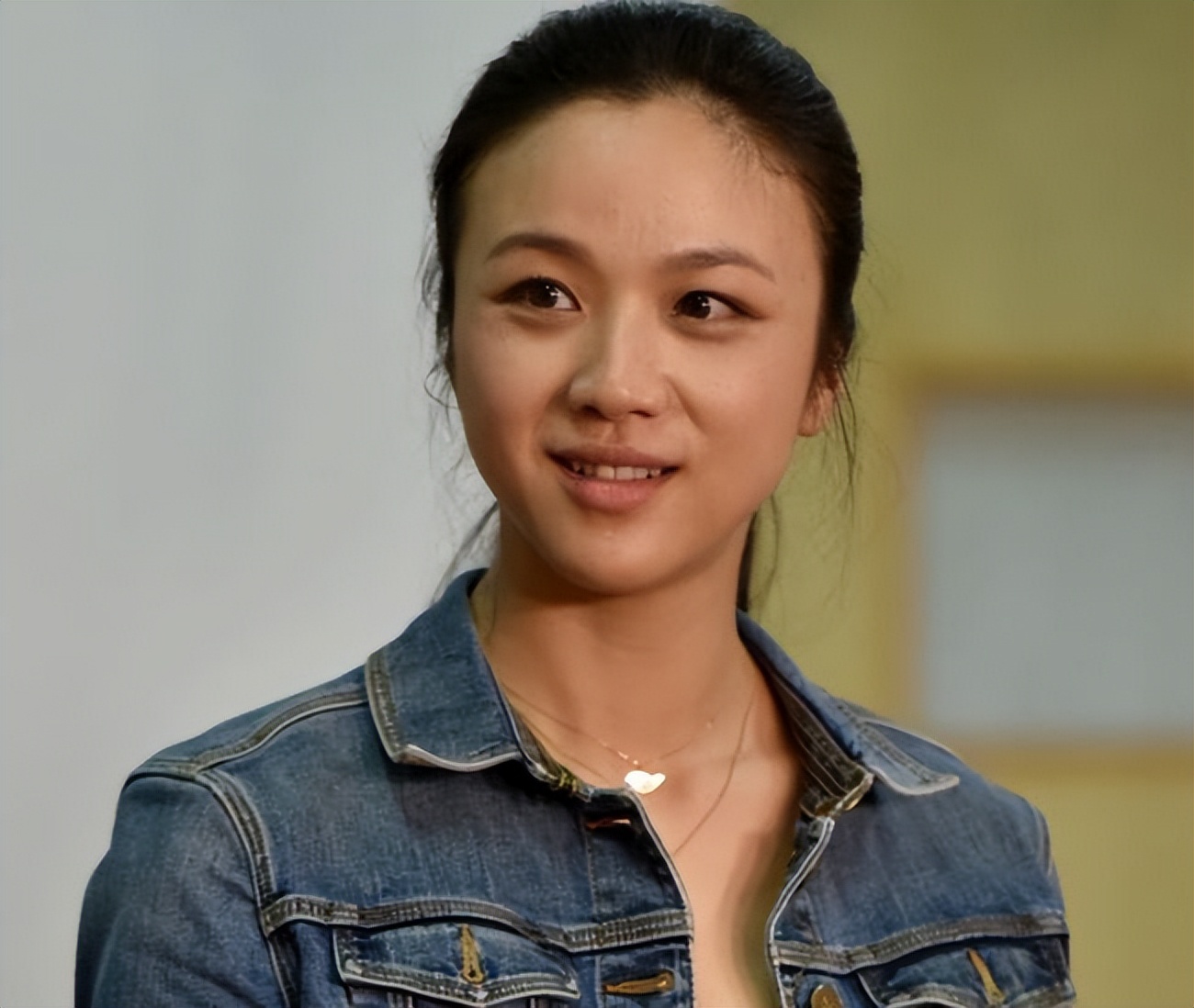 40岁汤唯穿裙子,汤唯穿绿裙长发飘飘