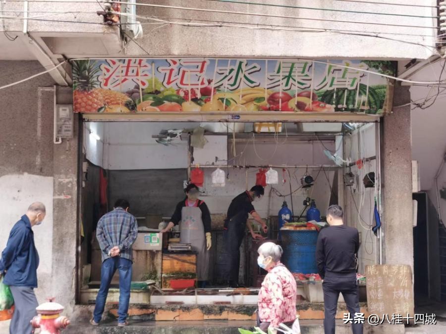 肇庆市中心一间16平的老旧商铺，11.7万拍卖，拍出50.4万，19人抢