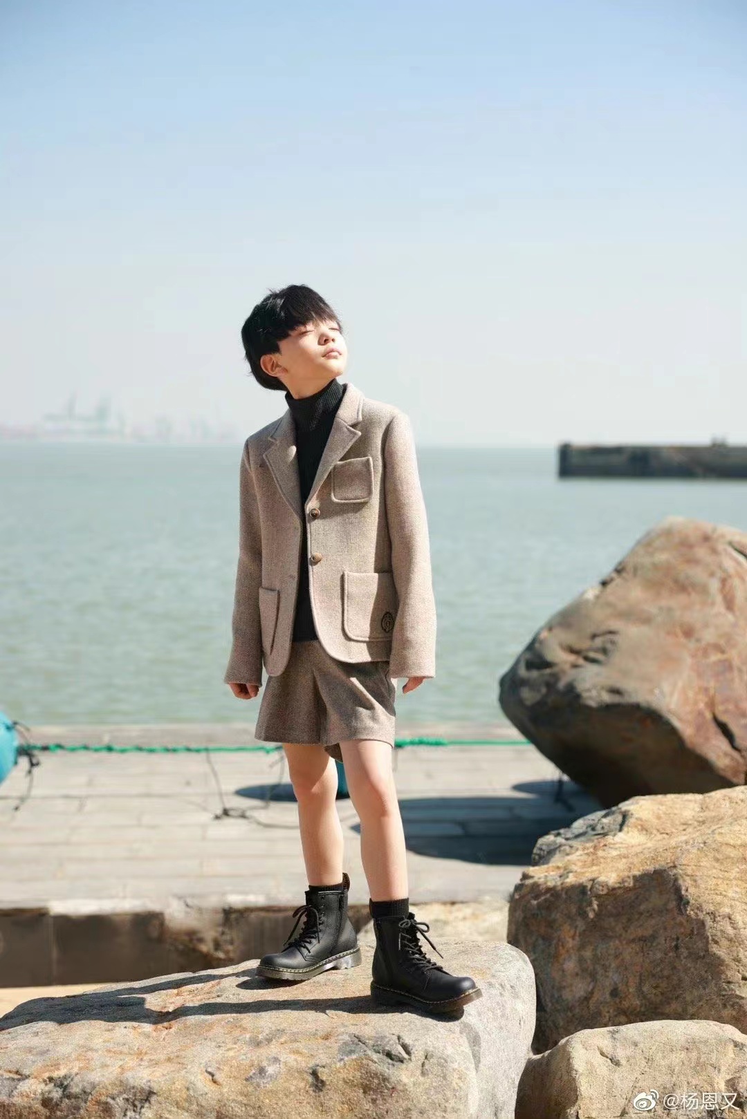 9岁的杨恩又好圈粉，短呢套装搭配马丁靴，剪短发后又帅又可爱
