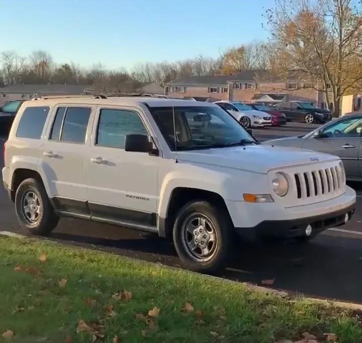 外国妹纸想用一个小发卡，跟别人换一栋房子，最后居然成功了