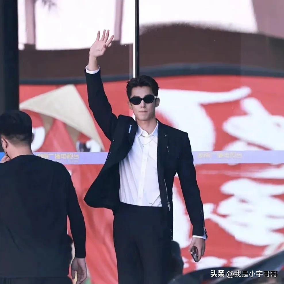 王鹤棣海边拍摄正装花絮,王鹤棣海边自拍第三视角