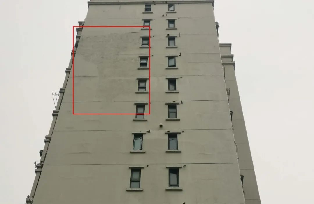 哭了!墙裂房漏屋霉,80多岁老夫妻泪涟涟!修房难难难,真相伤伤伤