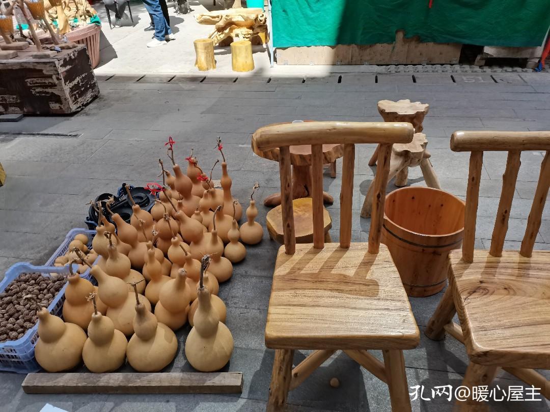 背上我的小书包去文化市场淘宝，淘到两摞自己比较心仪的书