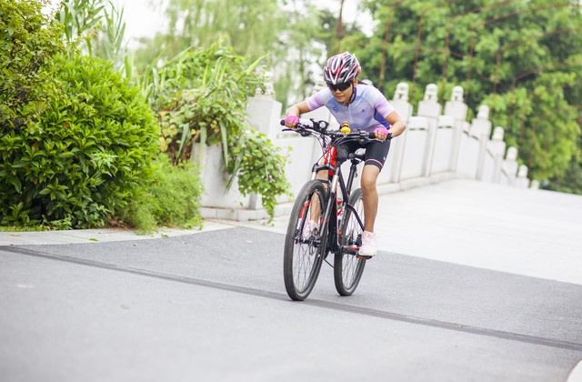 运动自行车没有前筐,自行车撑脚立不住怎么调节