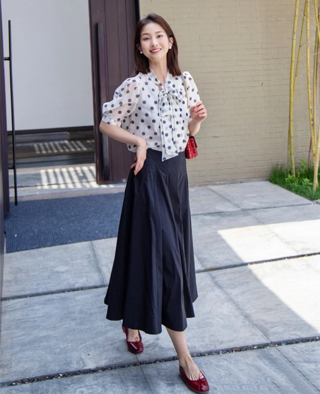 黄皮肤女孩该怎么穿搭显白,被一个女孩的颜值惊艳到了