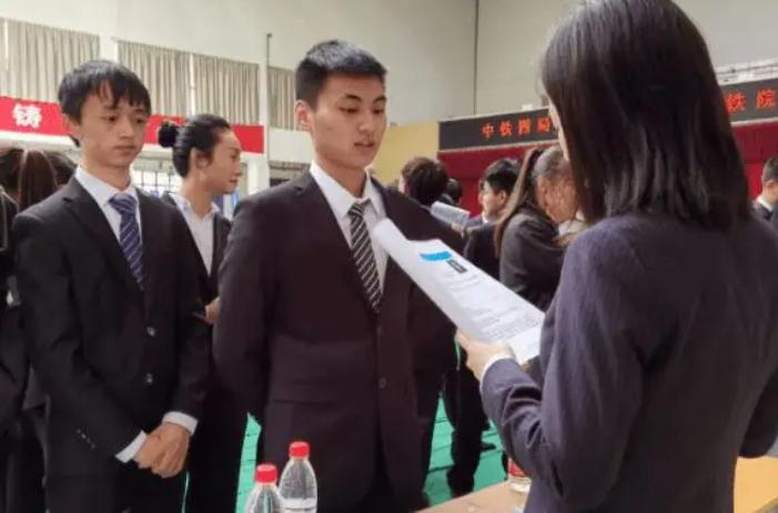 毕业生入职中国*草烟**，晒出工资条惹人羡慕，公积金太“秀”了