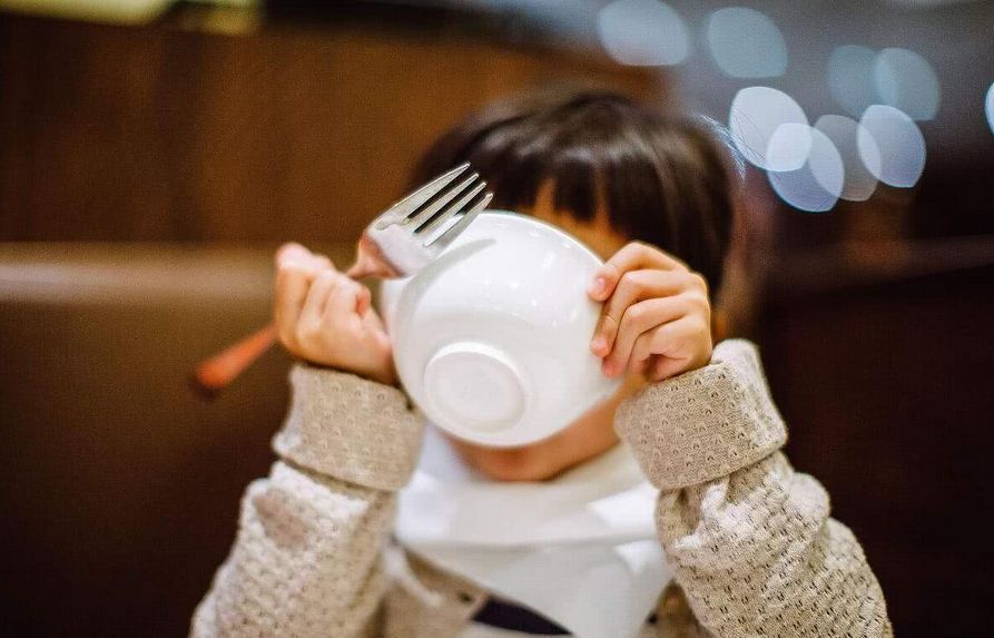 早上起床，应该让宝宝先喝奶还是先吃饭？顺序不对伤肠胃？