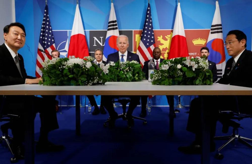 11日，军事冲突升级！美国想打世界大战？竟给乌军提供集束*弹炸**