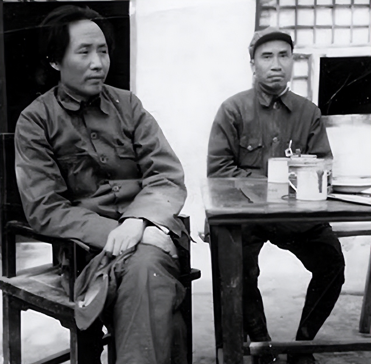 毛主席开会没烟了，看邓华口袋鼓鼓的，问：你的白金龙还有没有？