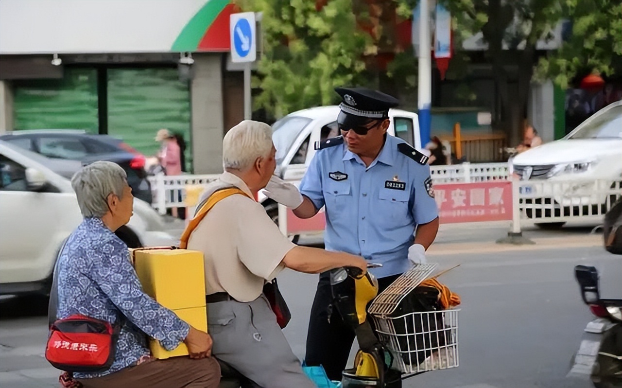 大爷开电动轮椅一路狂飙,大爷马路上开电动轮椅