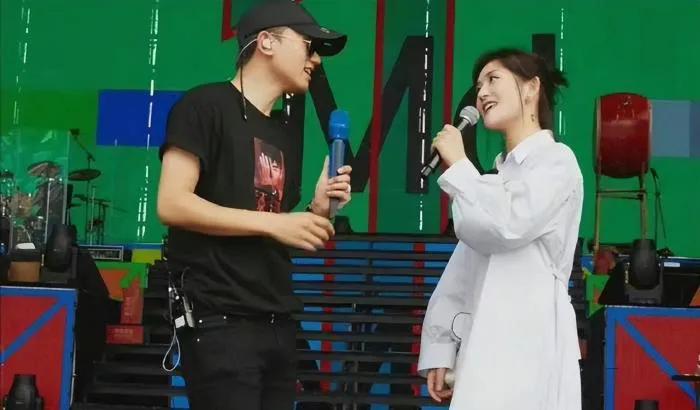 谢娜母女照片对比,谢娜晒两女儿合照