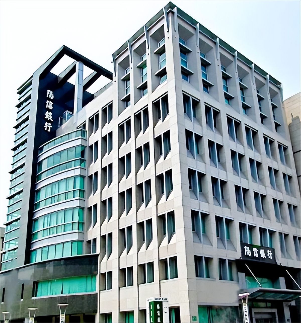 *独台**双面人何志伟的历史，父母是绿营*官高**，在大陆开银行狂吸金