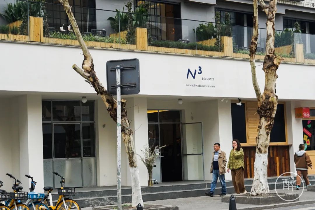 12条时髦老街，长满晒太阳的成都人