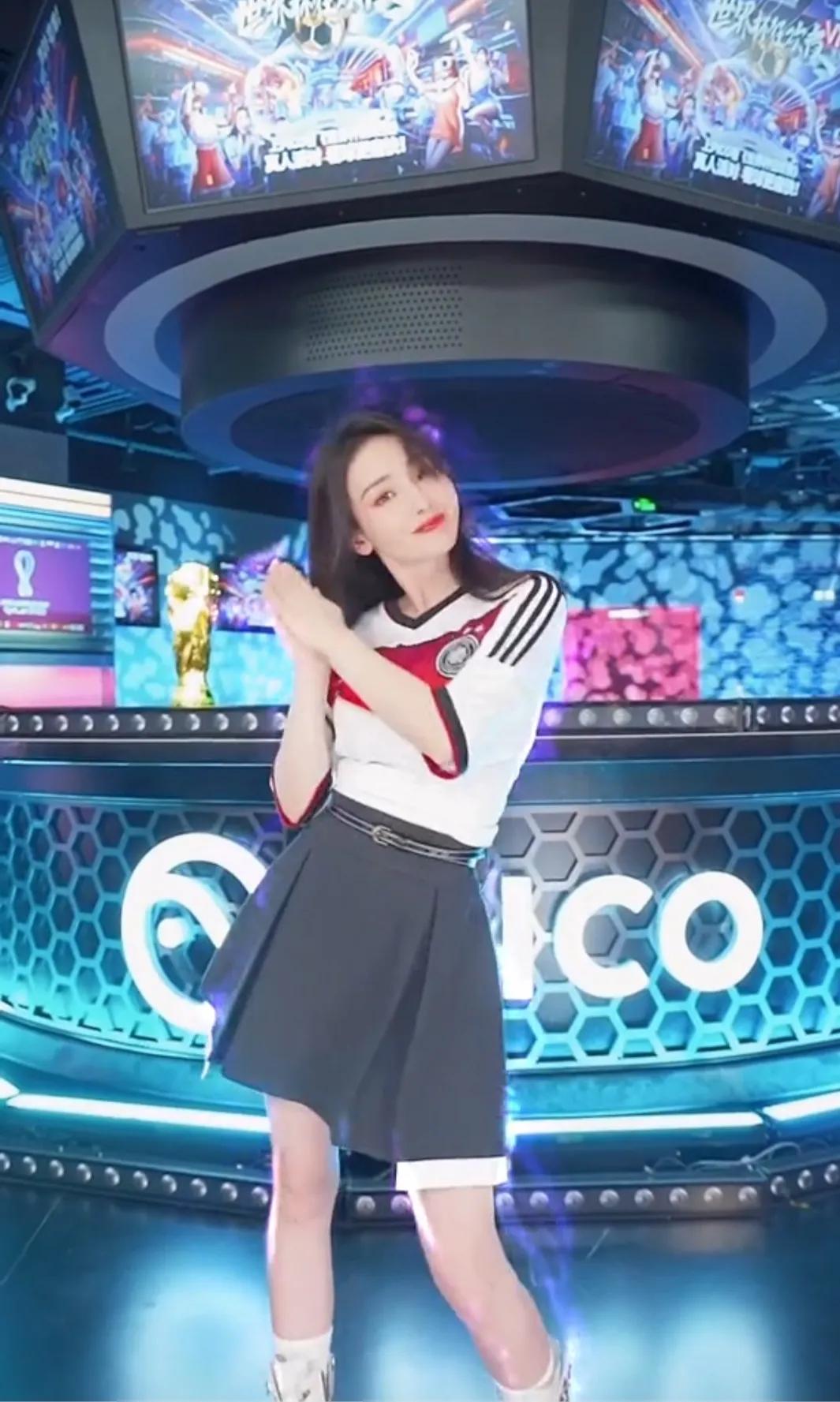 柳岩世界杯狂欢夜变身足球宝贝,世界杯柳岩化身足球宝贝