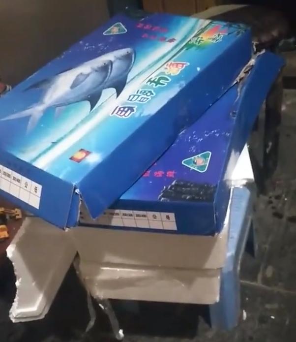 男子买螃蟹200元,大叔在路边买螃蟹70元一只