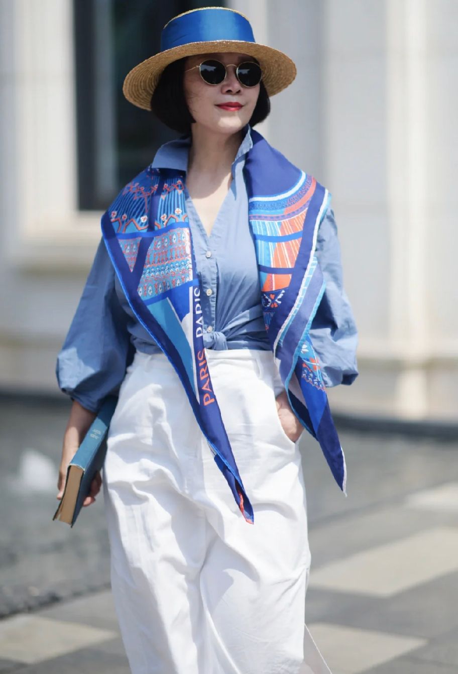 大妈拍照花式姿势丝巾背影,大妈们在海边跳舞拍照举着丝巾