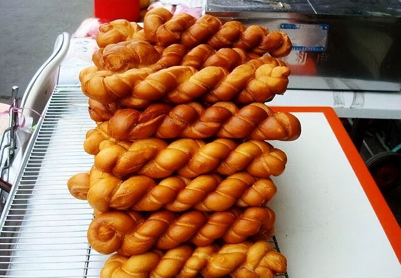 炸麻花怎么和面才酥脆好吃,炸麻花和面方法外酥里嫩教程