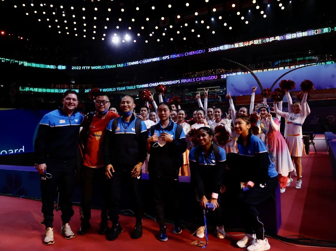 刘国梁给孙颖莎陈梦颁奖,刘国梁瓦尔德内尔杯