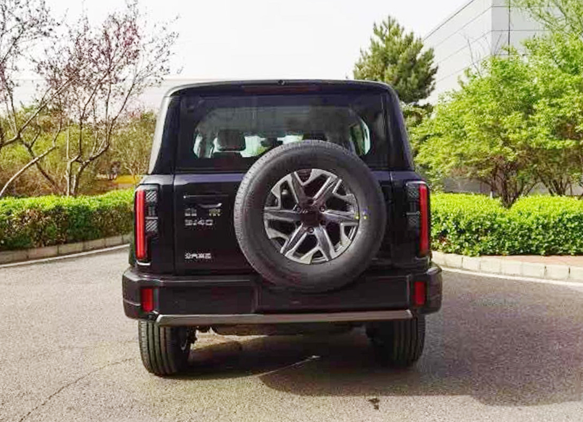 bj40大改款谍照,北京bj40换越野胎装行李架效果图