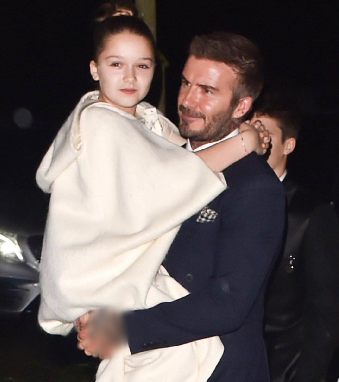 贝克汉姆晒和小七对嘴亲亲合照,贝克汉姆为女儿小七庆祝生日