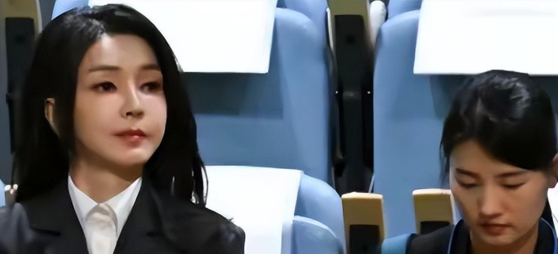 联合国会场惊现韩式*气娃充**娃！韩总统夫人大秀硅胶假脸