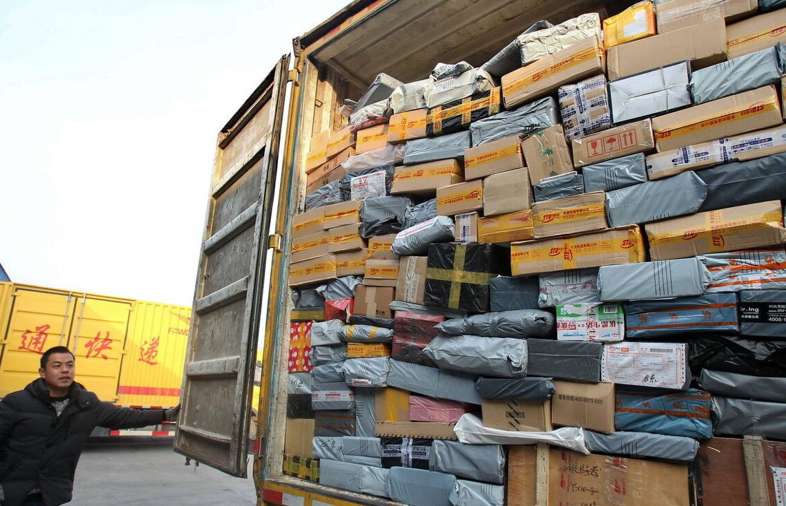 男子收到快递,男子收到一份快递打开后没有在意