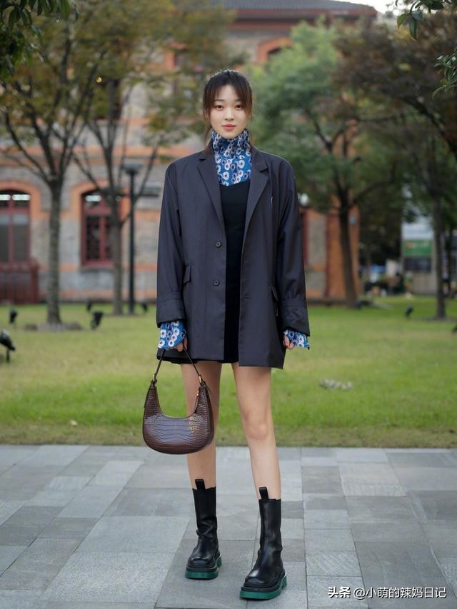 穿碎花连衣裙配什么样的鞋子好看,55岁女人穿黑色连衣裙配什么鞋子