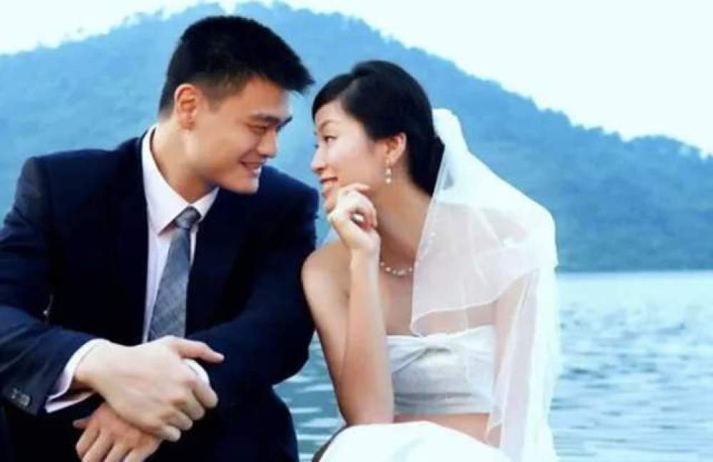 姚明晒一家三口照,姚明携手叶莉罕见现身