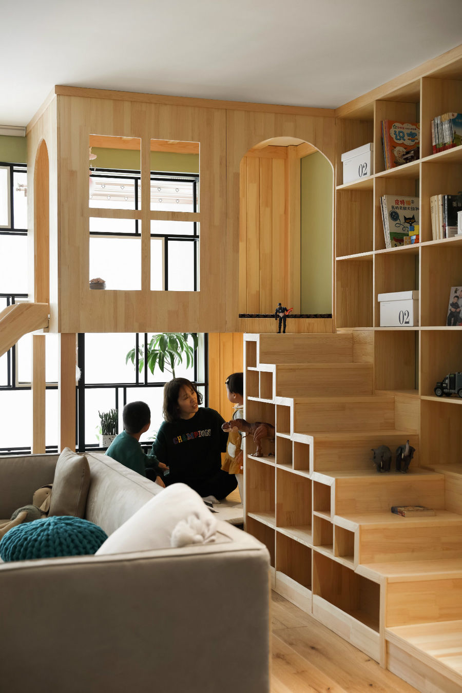 有娃家庭的客厅怎么布置?学她这样装太有趣,生二胎三胎都很实用