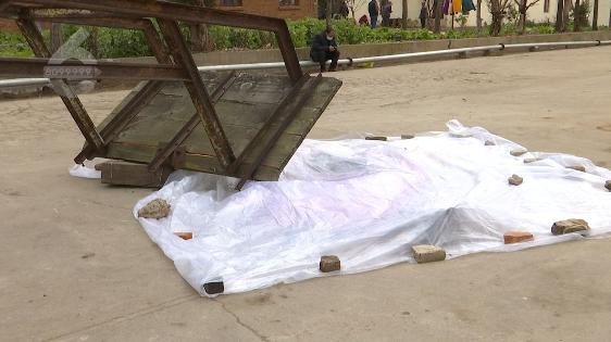 篮球架受伤男孩,痛心5岁男童因高空抛物被砸身亡