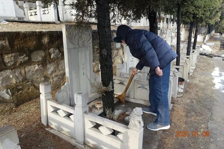 金克里帮儿子成家后，去妻子的坟头说，“琼，冲冲已嫁出去了”