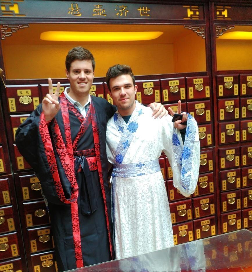 英国小伙来中国8年回自己国家,英国小伙来中国旅游原视频