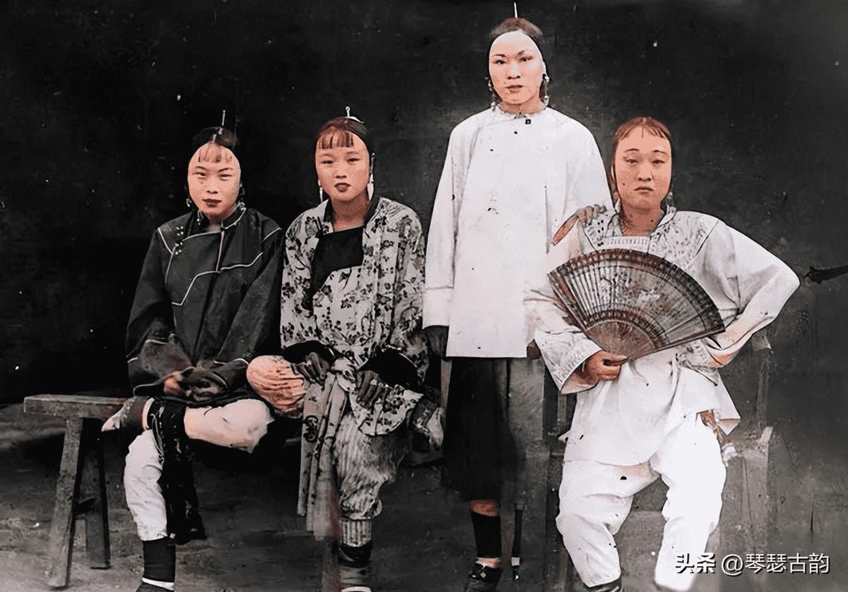 真实晚清老照片：穿着肚兜的*女妓**在揽客，底层妇女穷到衣不蔽体2