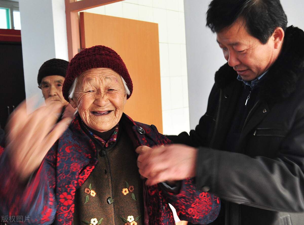 农村老伴有退休金,我和老伴退休工资五千多