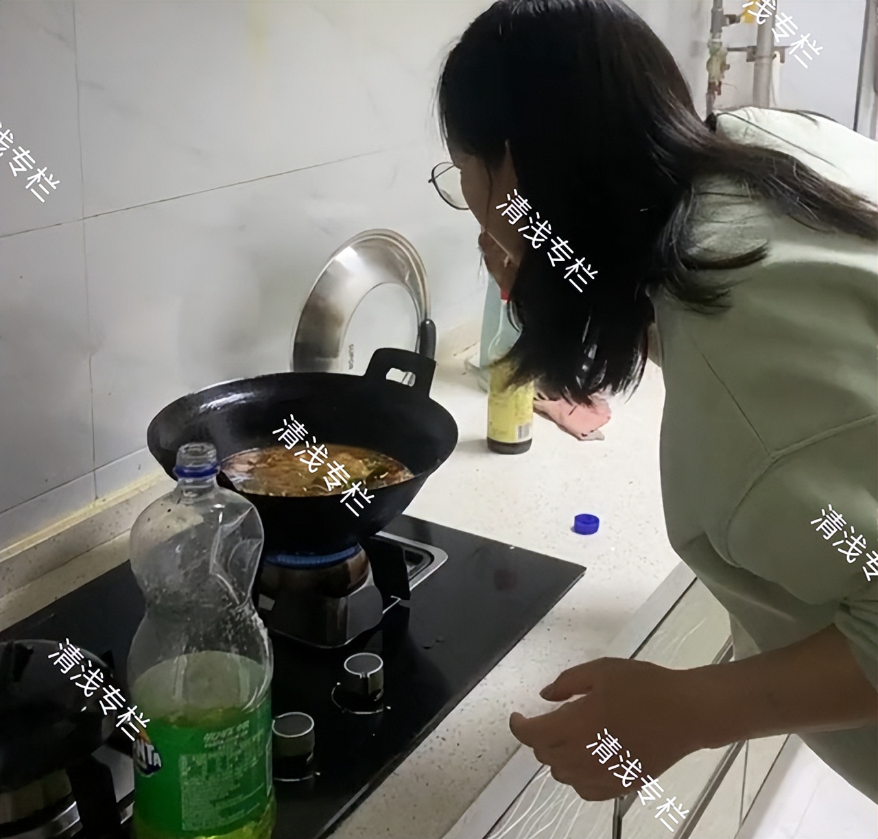 临产孕妇淡定吃火锅原作者,临产孕妇灶台前淡定吃火锅喝饮料